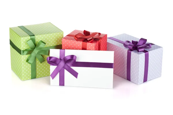 Coloridas cajas de regalo y carta con cinta y lazo — Foto de Stock