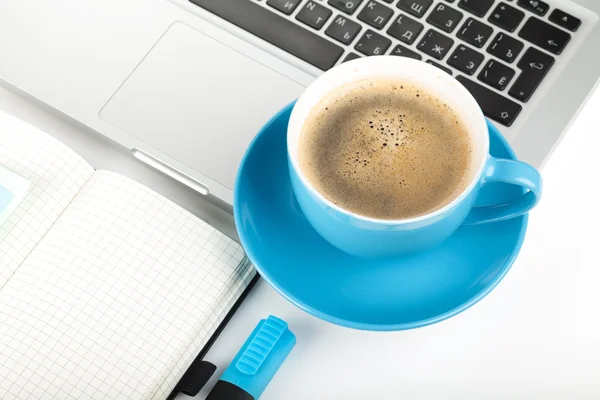 Голубая чашка кофе, ноутбук и канцелярские принадлежности Лицензионные Стоковые Изображения