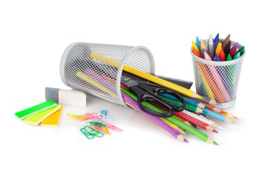 çeşitli renkli kalemler ve office araçları