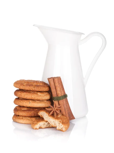 Krug mit Milch und Keksen — Stockfoto