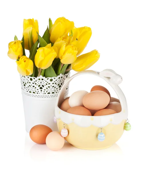 Tulipani gialli freschi e uova in ciotola — Foto Stock