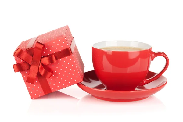 Tazza di caffè rosso e confezione regalo con fiocco — Foto Stock
