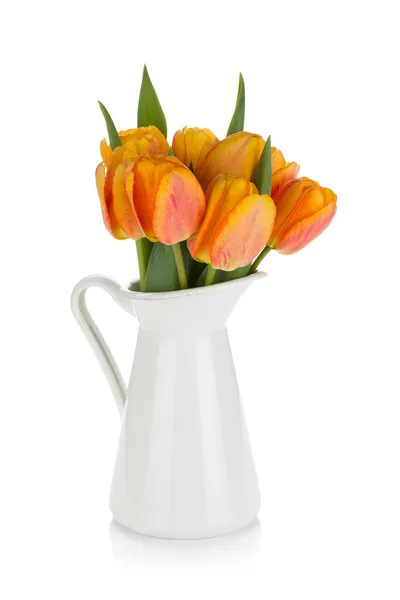 Oranžové tulipány kytice ve džbánu — Stock fotografie