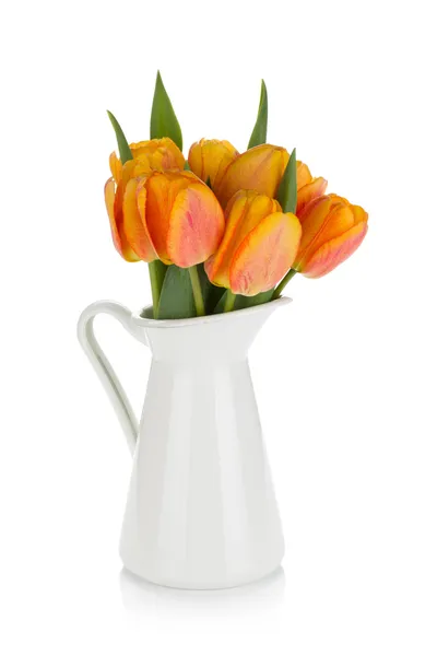 Bouquet di tulipani arancioni in brocca — Foto Stock