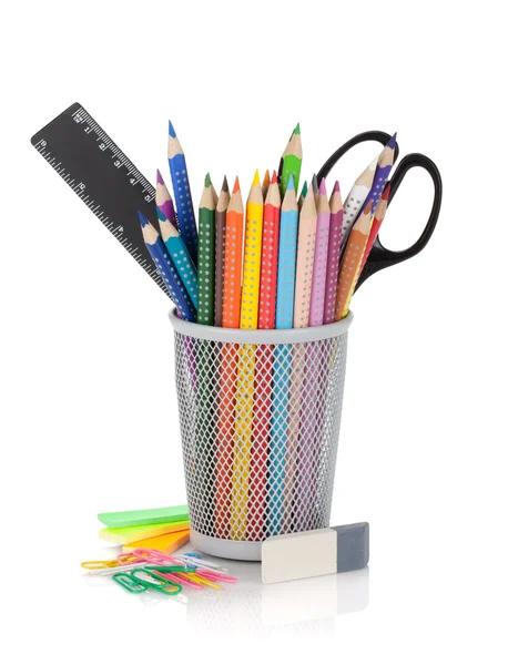 Различные цветные карандаши и офисные инструменты — стоковое фото