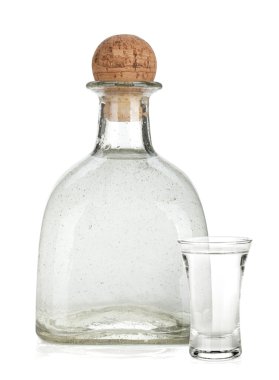şişe gümüş tekila ve limon dilimi ile atış