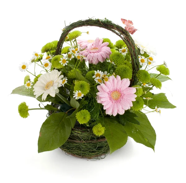 Bouquet di fiori in cesto e farfalla — Foto Stock