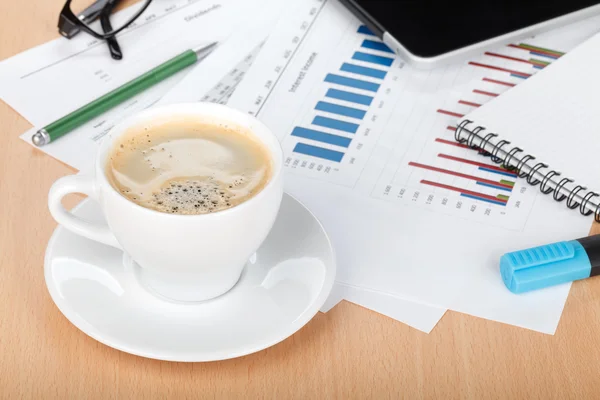 Koffiekopje op de werkplek — Stockfoto