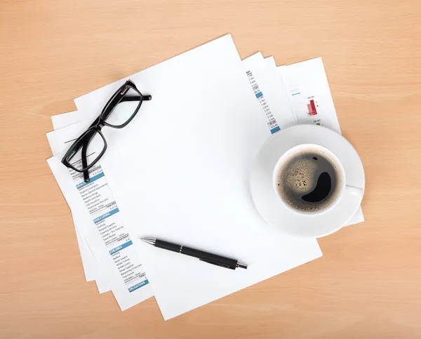 Papel em branco com caneta, óculos e xícara de café — Fotografia de Stock