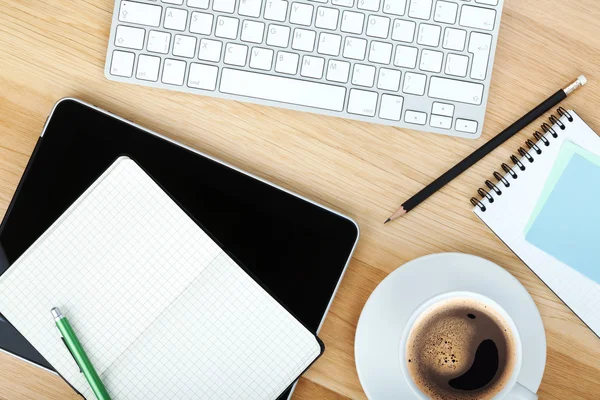 Fournitures de bureau, gadgets et tasse à café — Photo