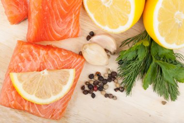 kesme tahtası limon ve otlar ile Somon