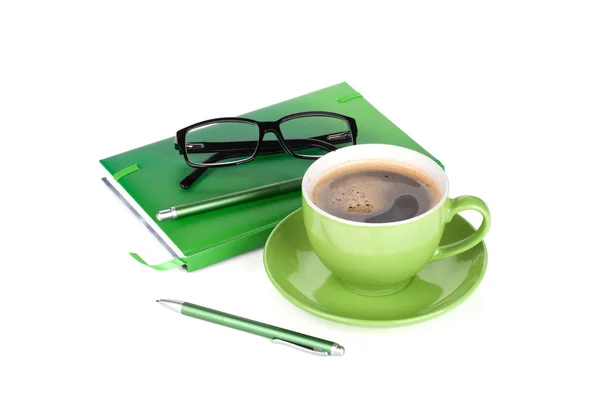 Grön kaffekopp, glasögon och kontorsmateriel — Stockfoto