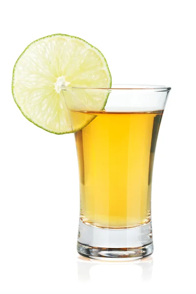 Skott av guld tequila med lime skiva — Stockfoto