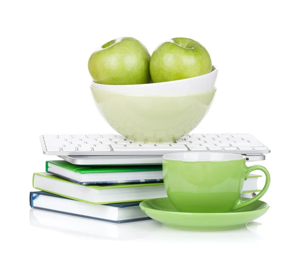 Dojrzałe jabłka zielone, kawa filiżanki i materiały biurowe — Zdjęcie stockowe