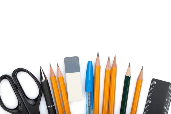 Ołówki, długopisy, linijki, nożyczki i gumy — Zdjęcie stockowe