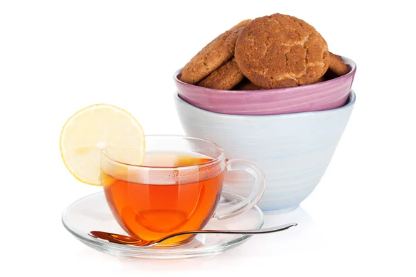 Чашка черного чая с лимоном и печеньем — стоковое фото