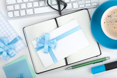 hediye kutusu, mektup ve ofis malzemeleri