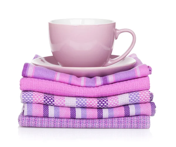 Šálek kávy přes ručníky pro kuchyň — Stock fotografie