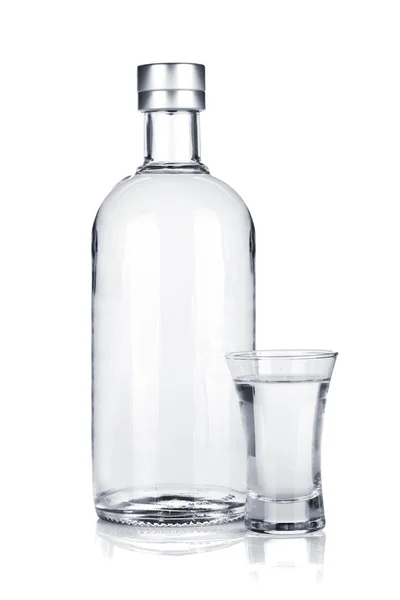 Bouteille de vodka et verre tourné — Photo