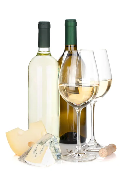 Botellas de vino blanco, dos vasos, queso y sacacorchos — Foto de Stock