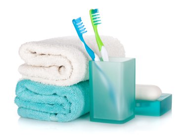 Diş fırçaları, sabun ve iki havlu