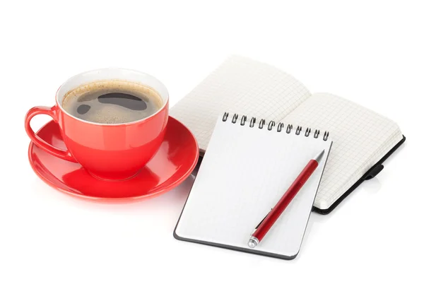 Copo de café vermelho e material de escritório — Fotografia de Stock