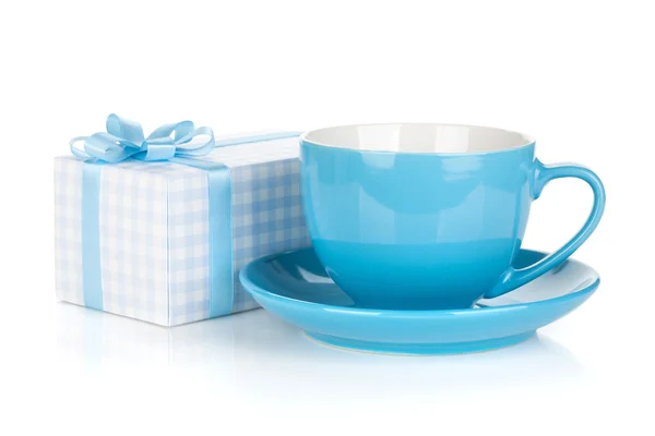 Taza de café azul y caja de regalo con arco — Foto de Stock