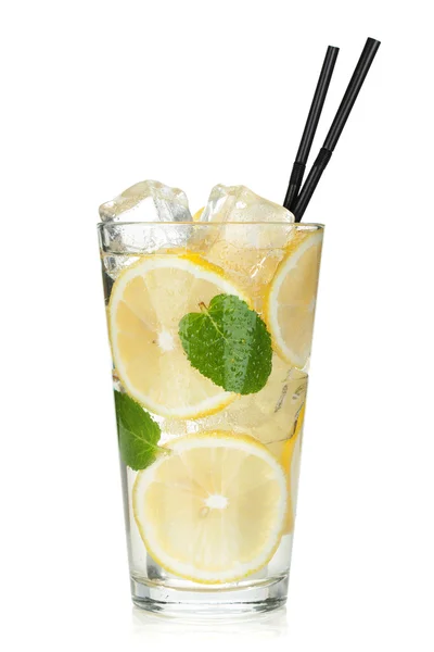 Glas lemonad med citron och mynta — Stockfoto