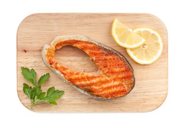 limon dilimleri ve maydanoz kesme tahtası üzerinde ızgara somon
