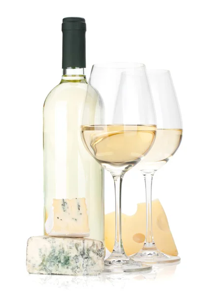 Bottiglia di vino bianco, due bicchieri e formaggio — Foto Stock