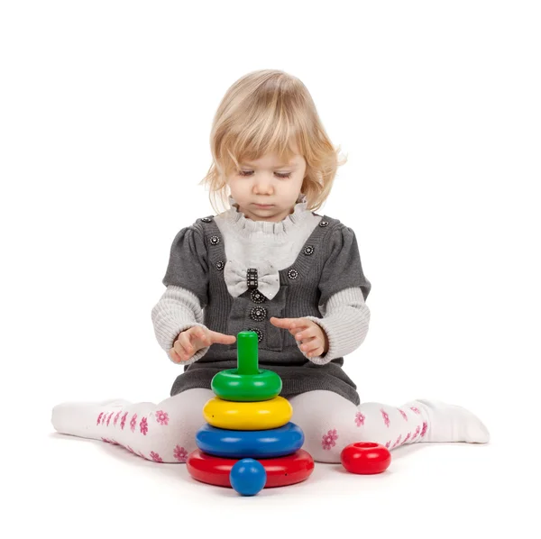 Bébé fille avec une pyramide jouet — Photo