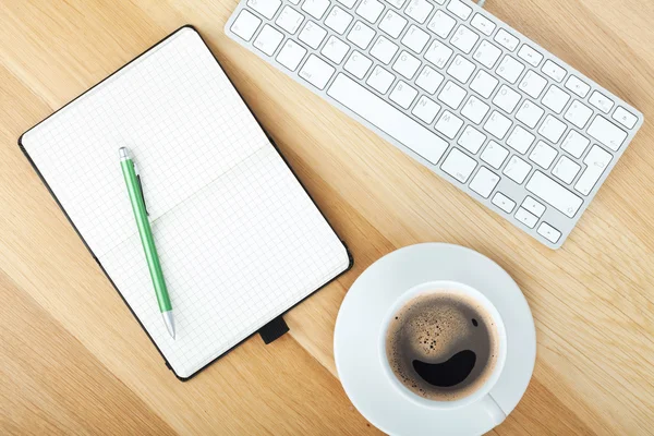 Material de escritório, teclado computadorizado e xícara de café — Fotografia de Stock