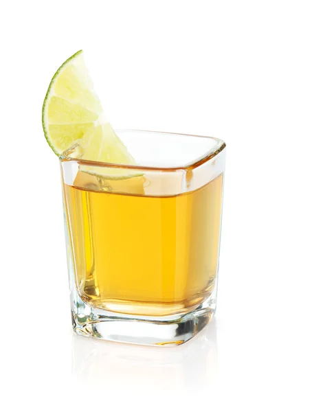 Skott av guld tequila med lime skiva — Stockfoto