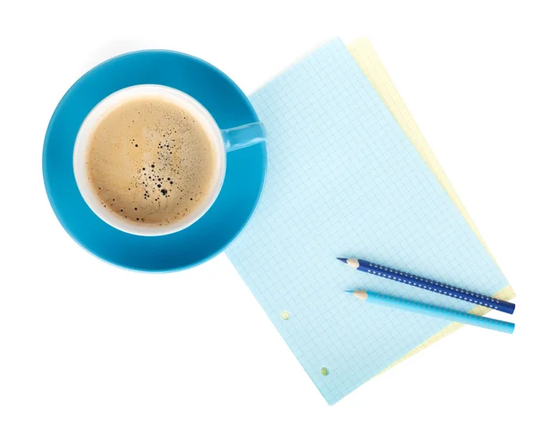 Taza de café azul, papel en blanco y dos lápices —  Fotos de Stock