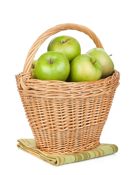 Verse rijpe groene appels in de mand — Stockfoto