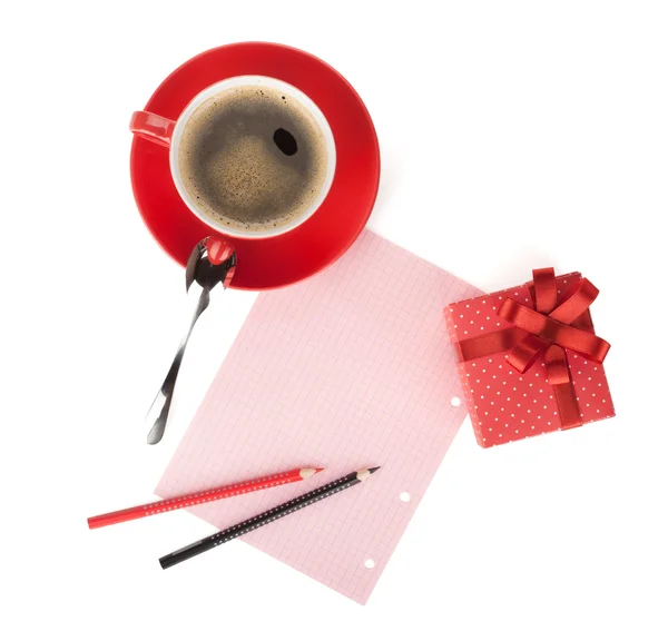 Tazza di caffè rosso, confezione regalo e lettera d'amore — Foto Stock