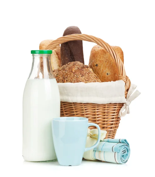Piknik kosár kenyeret és tejet üveg — Stock Fotó
