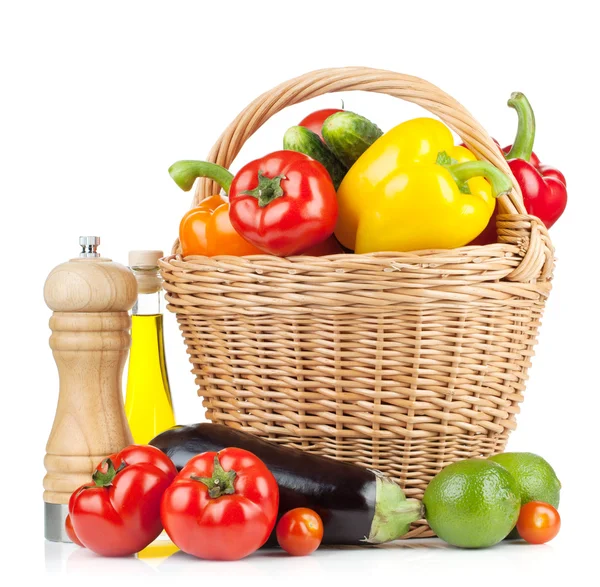 Färska mogna grönsaker i korg — Stockfoto
