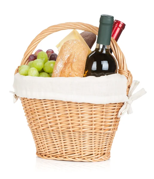 Picknickmand met brood, kaas, druivenmost en wijn flessen — Stockfoto