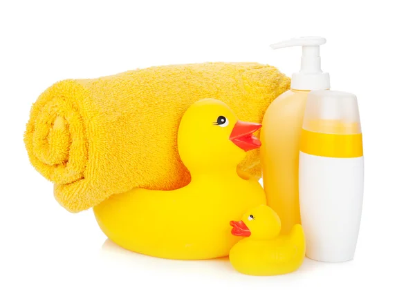 Pato de borracha com toalha de banho e garrafas — Fotografia de Stock