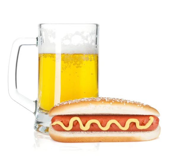 Bierkrug und Grillwürste — Stockfoto