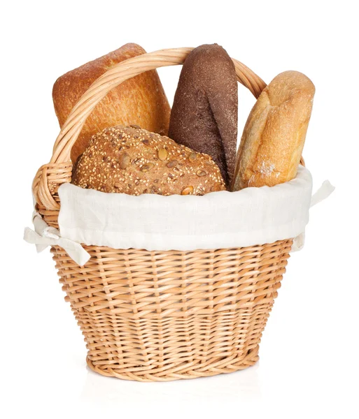 Piknik sepeti çeşitli ekmek ile — Stok fotoğraf