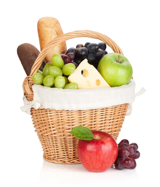 Piknik kosár kenyeret és gyümölcsöt — Stock Fotó