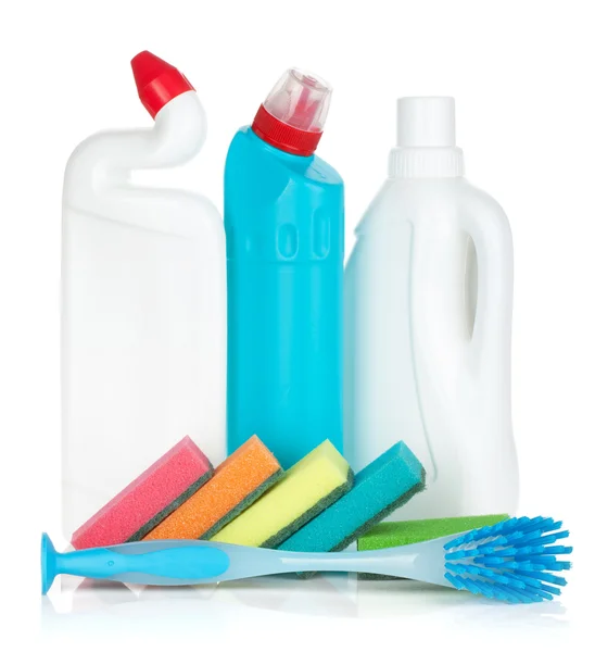 Bouteilles en plastique de produits de nettoyage, éponges et brosses — Image Bouteilles en plastique de produits de nettoyage, éponges et brosses Images De Stock Libres De Droits