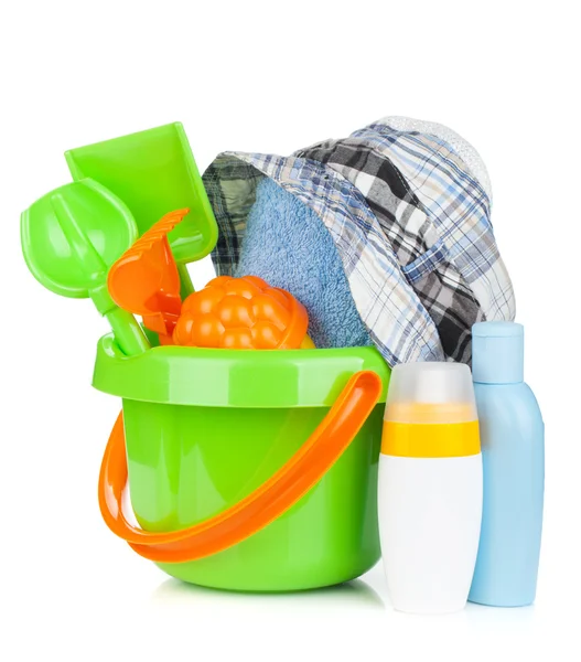 Pláž baby hračky, ručník a láhve — Stock fotografie