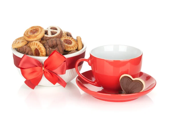 Röd kaffekopp och cookies — Stockfoto