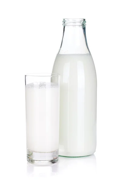 Geopende fles en glas met melk — Stockfoto