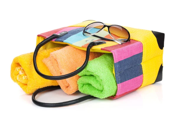 Strandtasche mit Handtüchern und Sonnenbrille — Stockfoto