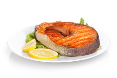 limon dilimleri ve plaka üzerinde otlar ile ızgara somon