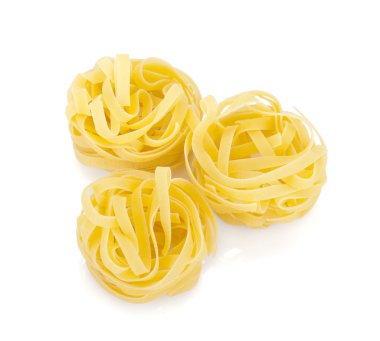 Fettuccine makarna iç içe.